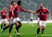 开云APP-曼联逆转战胜对手，球迷欢呼不已