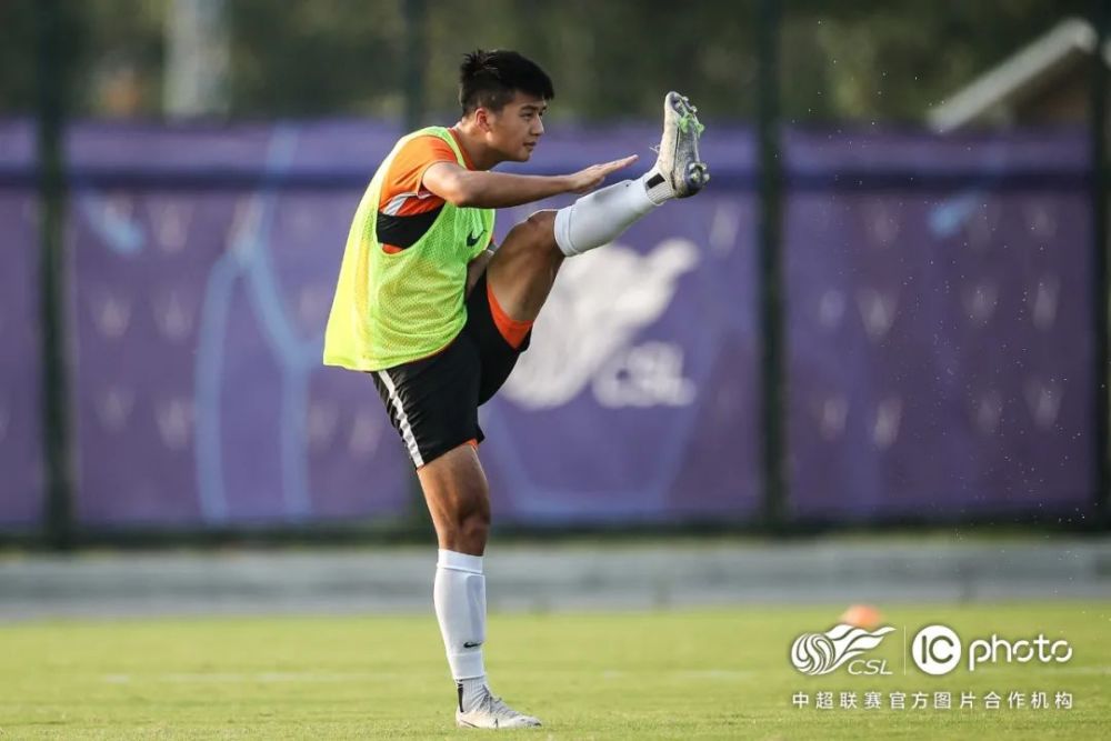 雷恩以全队合作努力获胜，闯入淘汰赛的简单介绍