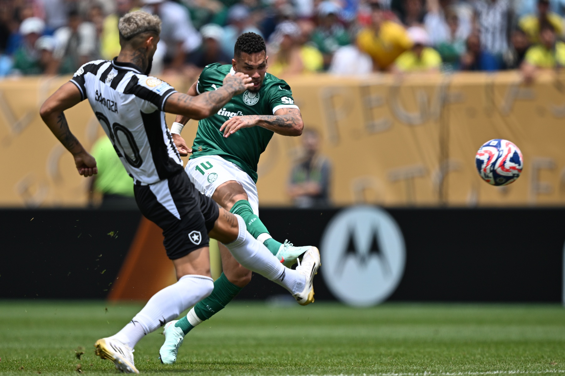 巴西队遭遇巴拉圭队挑战，惜败出局