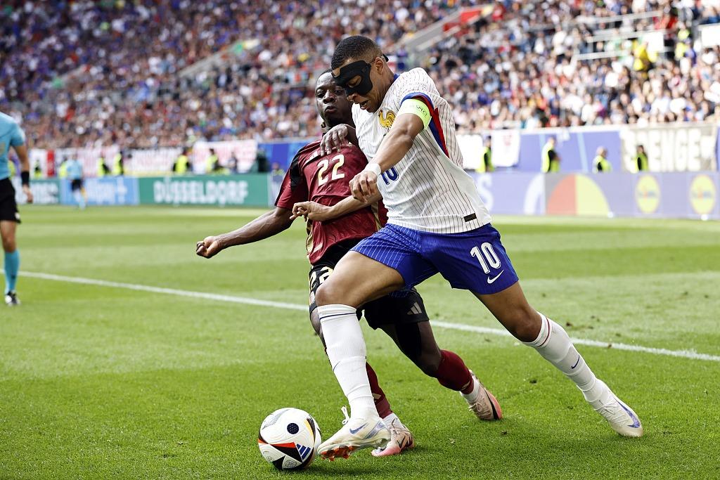 比利时队在激烈较量中取得胜利，成功晋级