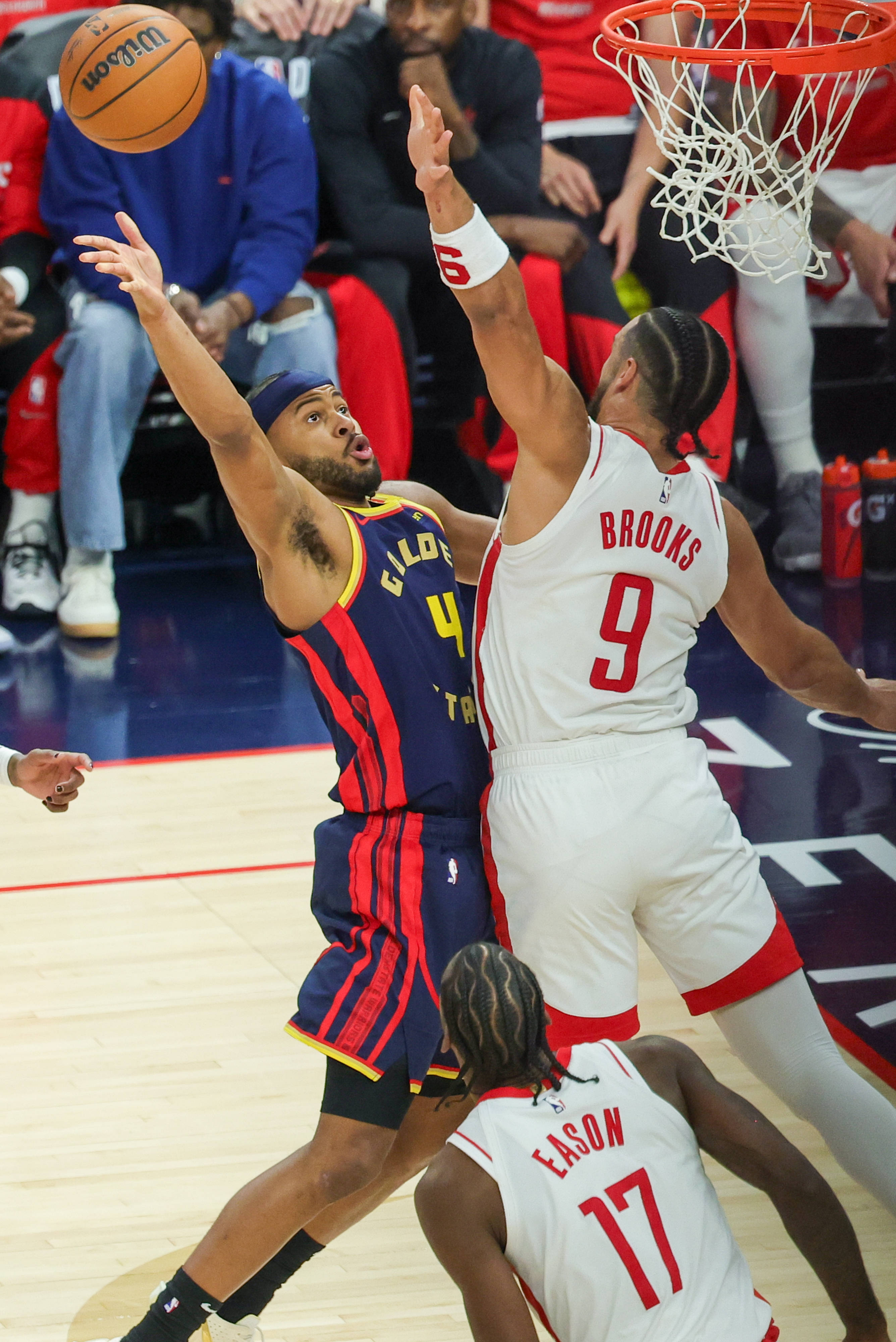 火箭队客场大胜留住季后赛希望！的简单介绍