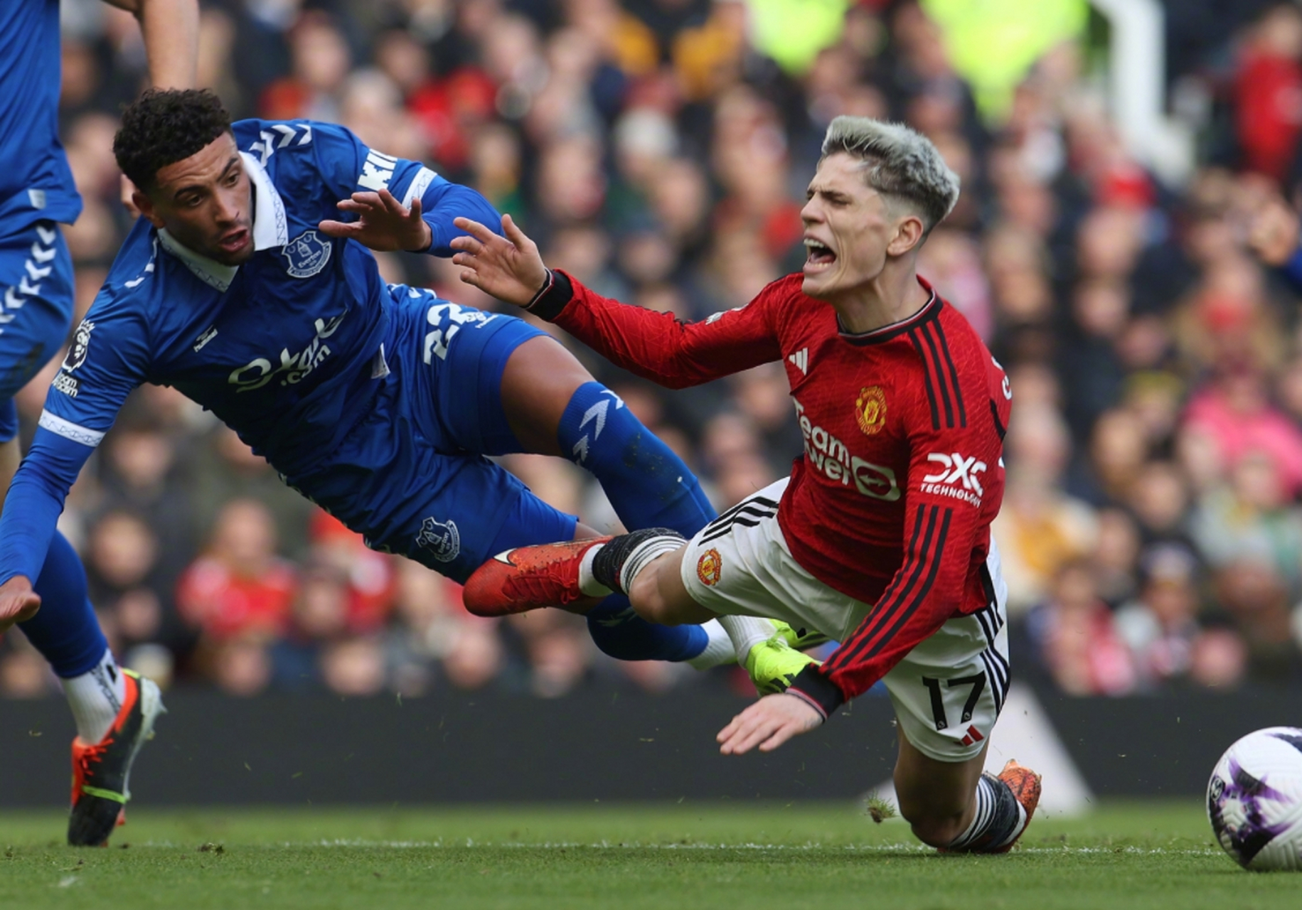 曼联逆转战胜对手,球迷欢呼不已 曼联逆转战胜对手,球迷欢呼不已