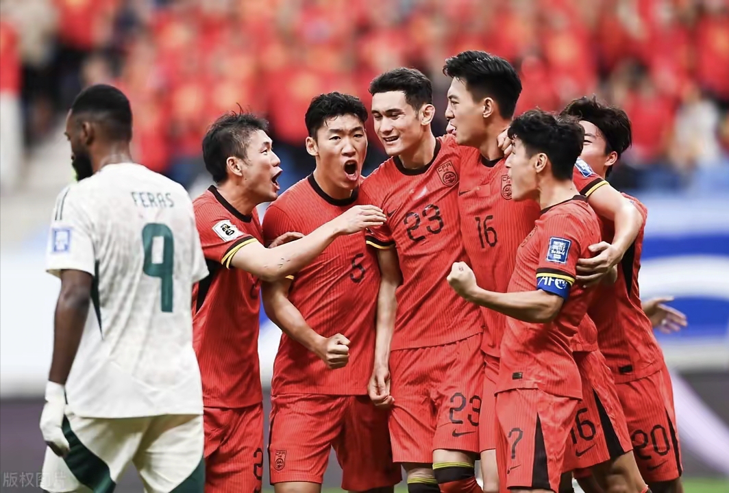 比赛中场面火爆，球员角逐激烈