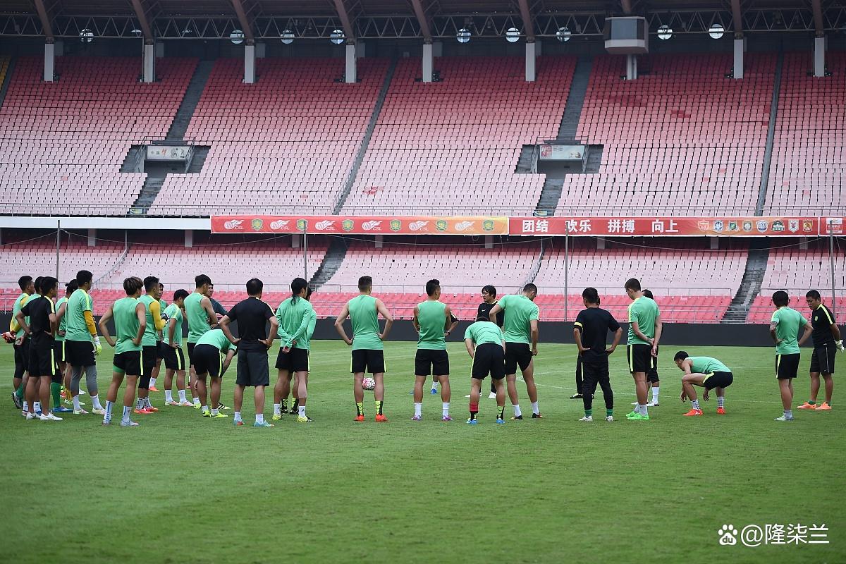 比赛中场面火爆，球员角逐激烈