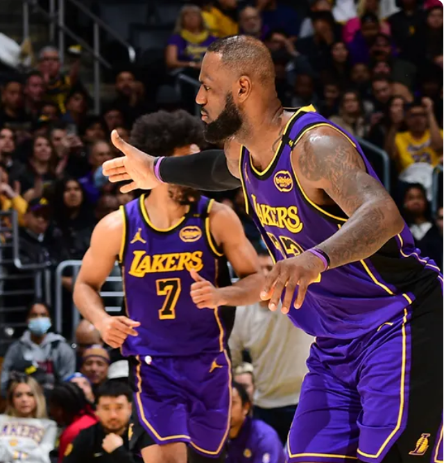 湖人鏖战篮网，波尔津吉斯制霸全场的简单介绍