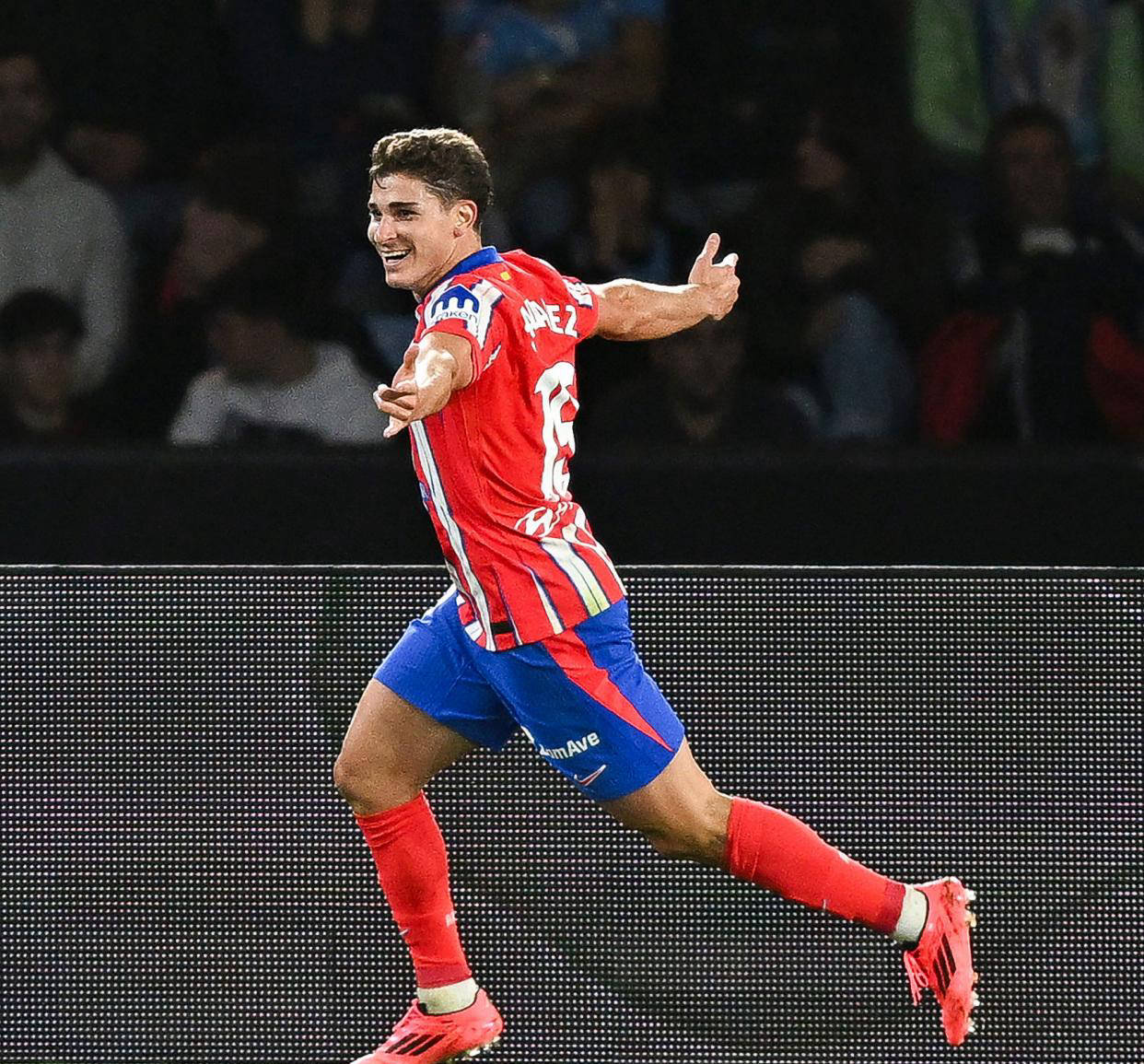 包含巴萨横扫曼联，莱万高光表现的词条