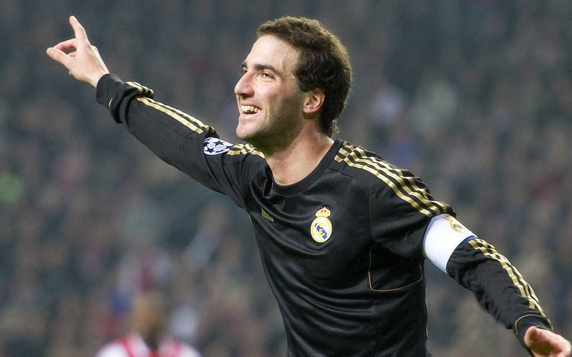 绿茵场上的双生焰，迪巴拉爆发与爱尔兰末节带走马赛的平行叙事